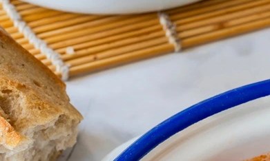 Pescado en salsa de tomate en una cazuela blanca