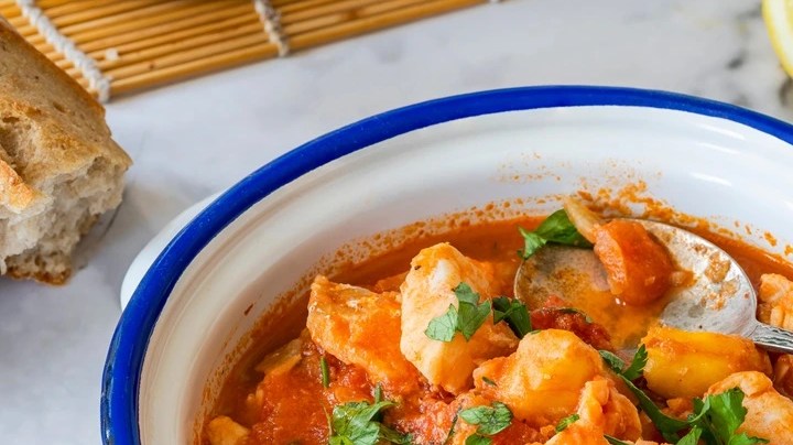 Pescado en salsa de tomate en una cazuela blanca