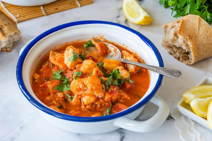 Pescado en salsa de tomate en una cazuela blanca