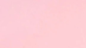 Sorbete de lychee en un recipiente blanco