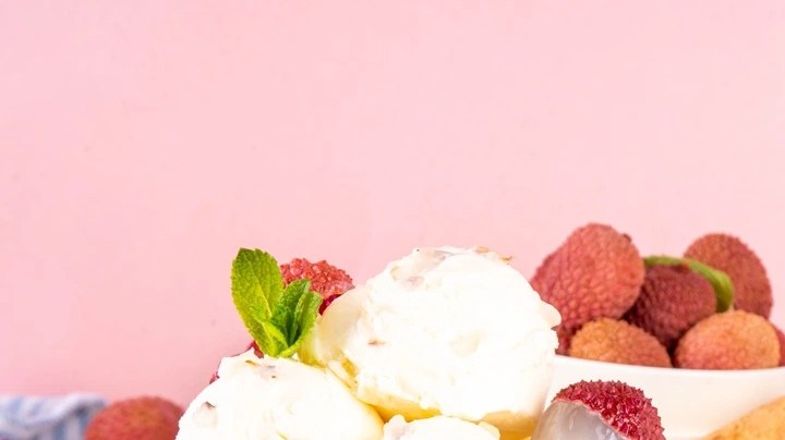 Sorbete de lychee en un recipiente blanco