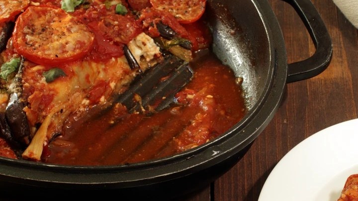 plato blanco con berenjenas a la toscana con ricotta