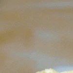 Pedazo de cheesecake de mango lassi