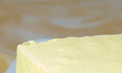 Pedazo de cheesecake de mango lassi