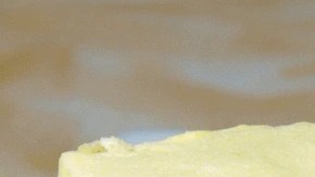 Pedazo de cheesecake de mango lassi