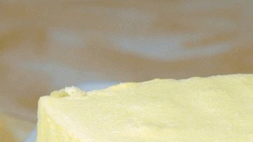 Pedazo de cheesecake de mango lassi