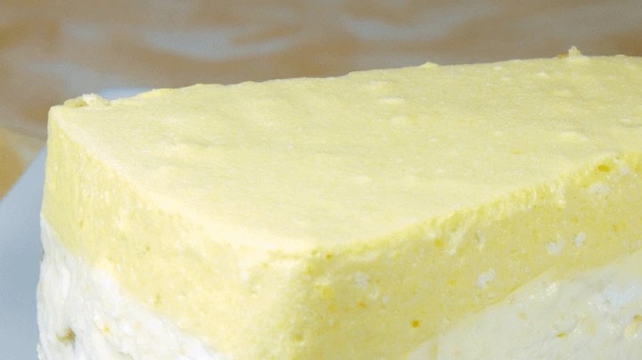 Pedazo de cheesecake de mango lassi