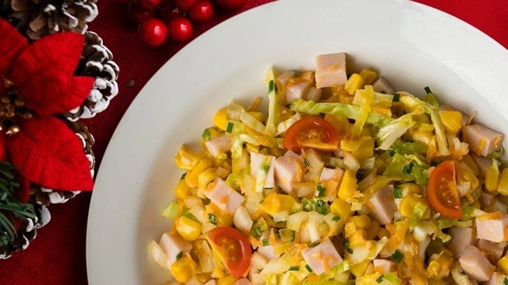Ensalada de maíz salteado con pollo