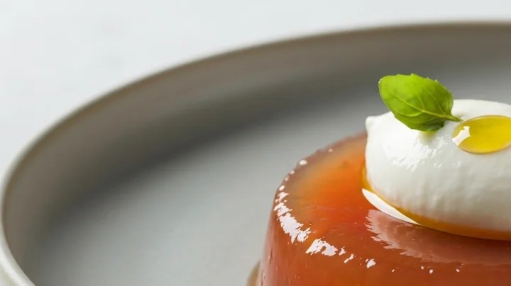 gelatina de tomate con queso de cabra