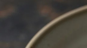 guisantes tiernos con huevo poche y jamón crujiente