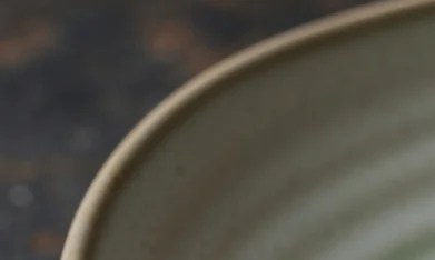 guisantes tiernos con huevo poche y jamón crujiente