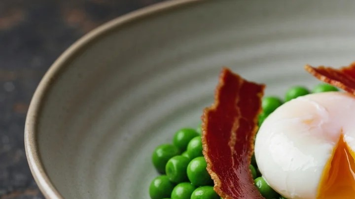 guisantes tiernos con huevo poche y jamón crujiente