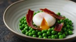 guisantes tiernos con huevo poche y jamón crujiente