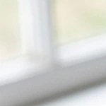 Masa de hojaldre sobre una mesa con harina