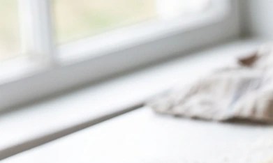 Masa de hojaldre sobre una mesa con harina