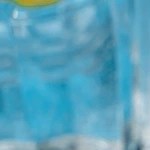 tabulé de pepino y aguacate en un plato blanco