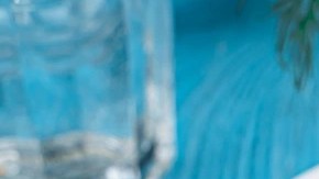 tabulé de pepino y aguacate en un plato blanco