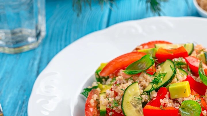 tabulé de pepino y aguacate en un plato blanco