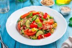 tabulé de pepino y aguacate en un plato blanco