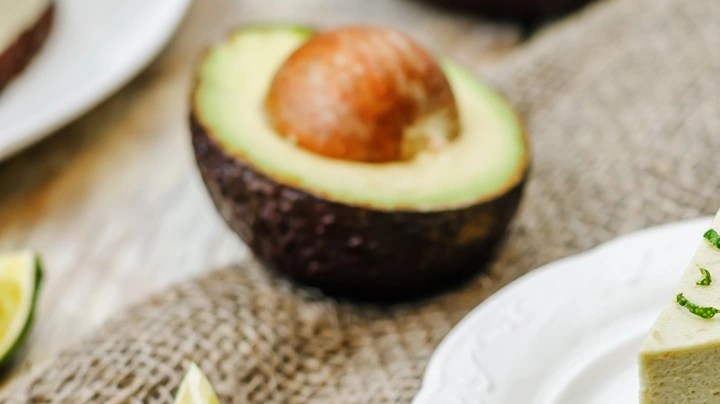 tarta de queso y aguacate