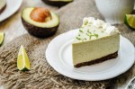 tarta de queso y aguacate