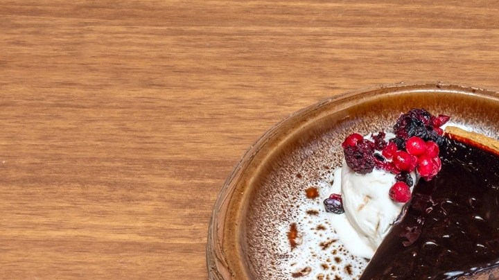 Pedazo de cheesecake de dátiles