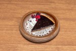 Pedazo de cheesecake de dátiles