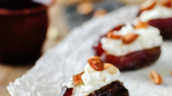 Dátiles rellenos de queso de cabra sobre una rejilla