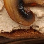 Paté de liebre sobre unas tostadas de pan