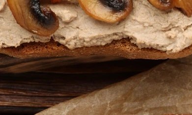 Paté de liebre sobre unas tostadas de pan