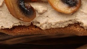 Paté de liebre sobre unas tostadas de pan