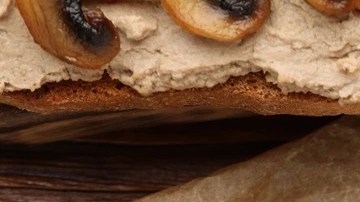 Paté de liebre sobre unas tostadas de pan