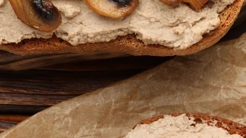 Paté de liebre sobre unas tostadas de pan