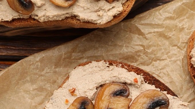 Paté de liebre sobre unas tostadas de pan