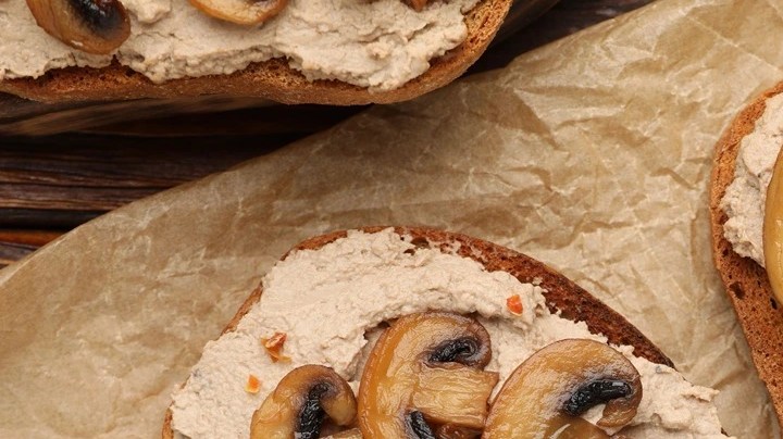 Paté de liebre sobre unas tostadas de pan