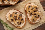 Paté de liebre sobre unas tostadas de pan