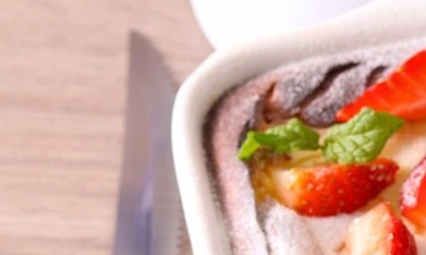 Queso cottage al horno con pasas y fresas