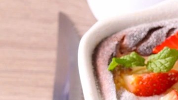 Queso cottage al horno con pasas y fresas