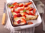 Queso cottage al horno con pasas y fresas