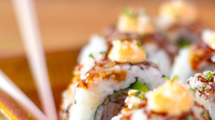 Sushi boricua en una bandeja
