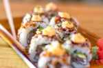 Sushi boricua en una bandeja