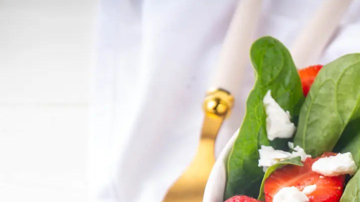 ensalada de fresas con queso de cabra