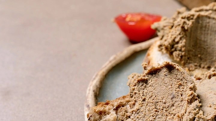 Pate de ciervo sobre unas tostadas de pan