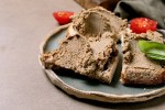 Pate de ciervo sobre unas tostadas de pan