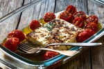 bandeja de queso feta al horno con tomates cherry