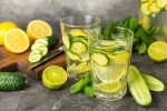 Dos vasos de vidrio con agua de pepino con limón