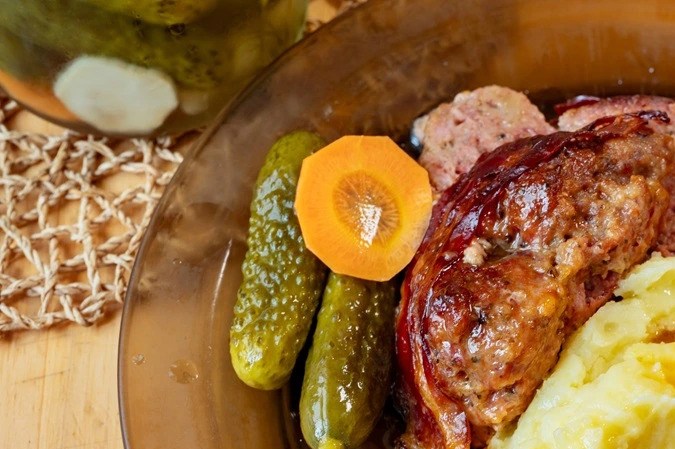 Carne picada al horno con tocino y pepino en escabeche