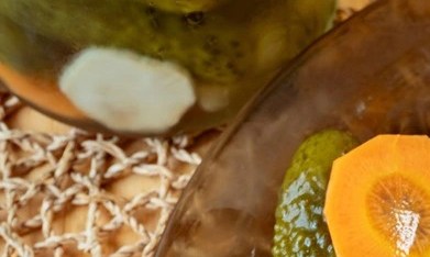 Carne picada al horno con tocino y pepino en escabeche