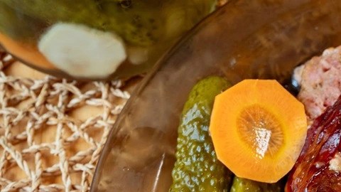 Carne picada al horno con tocino y pepino en escabeche