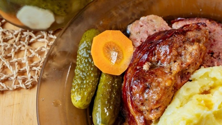 Carne picada al horno con tocino y pepino en escabeche